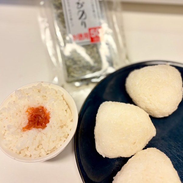 ごはんの真ん中に梅干しをのせる