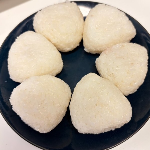 三角に握ったおにぎり