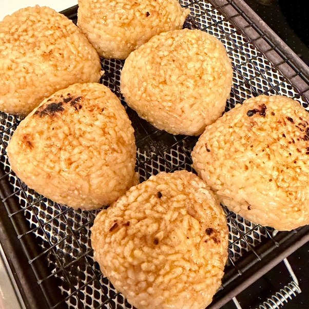 焼き網の上で焼かれるおにぎり