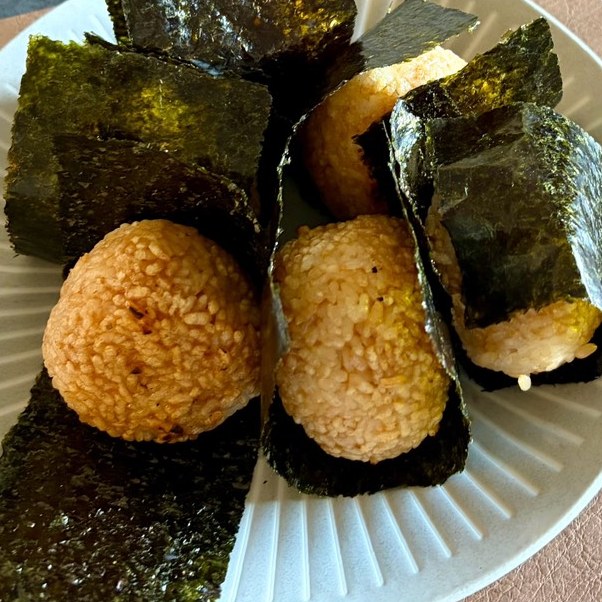 海苔を巻いた焼きおにぎり