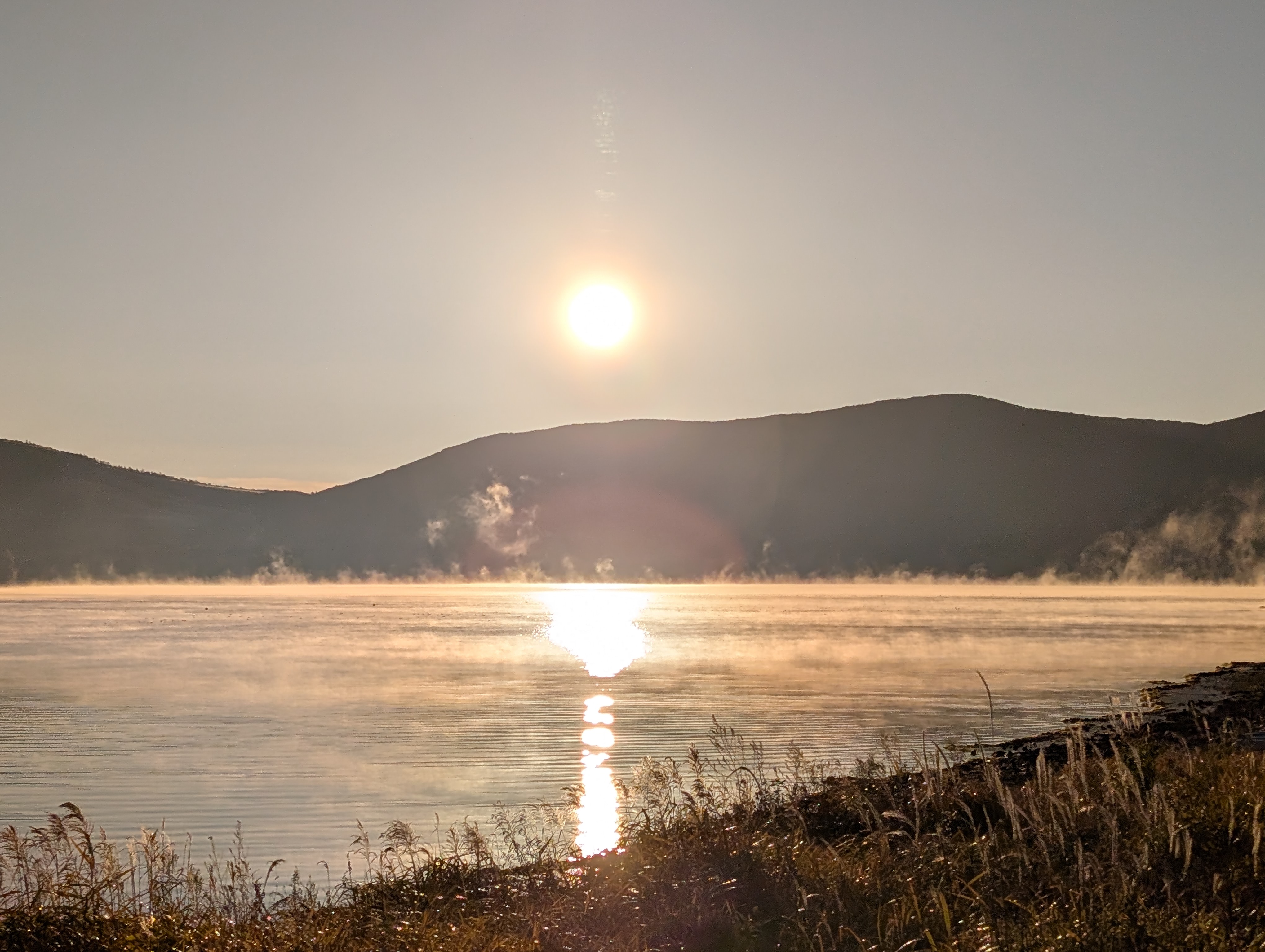 朝霧に包まれる山中湖の夜明け