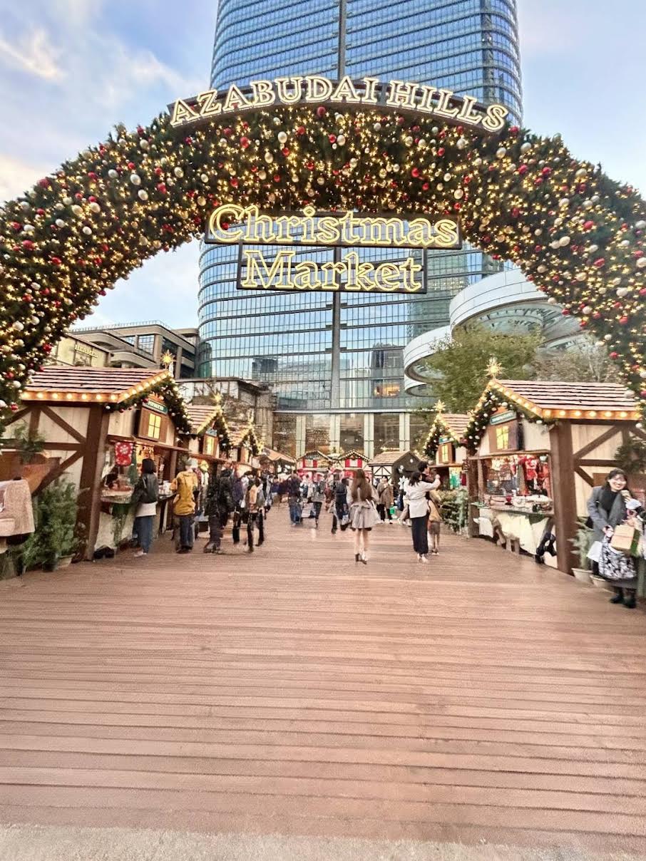 麻布台ヒルズの夕方の風景